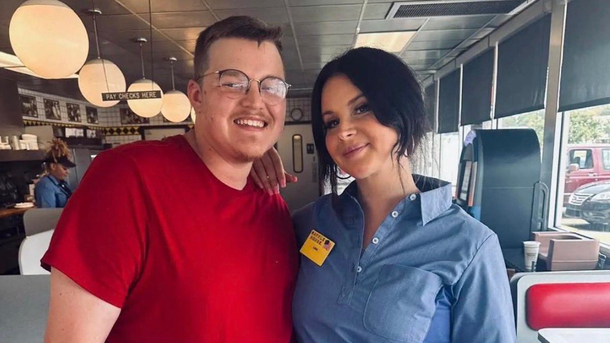 Lana Del Rey and a fan at Waffle House, photo via Twitter
