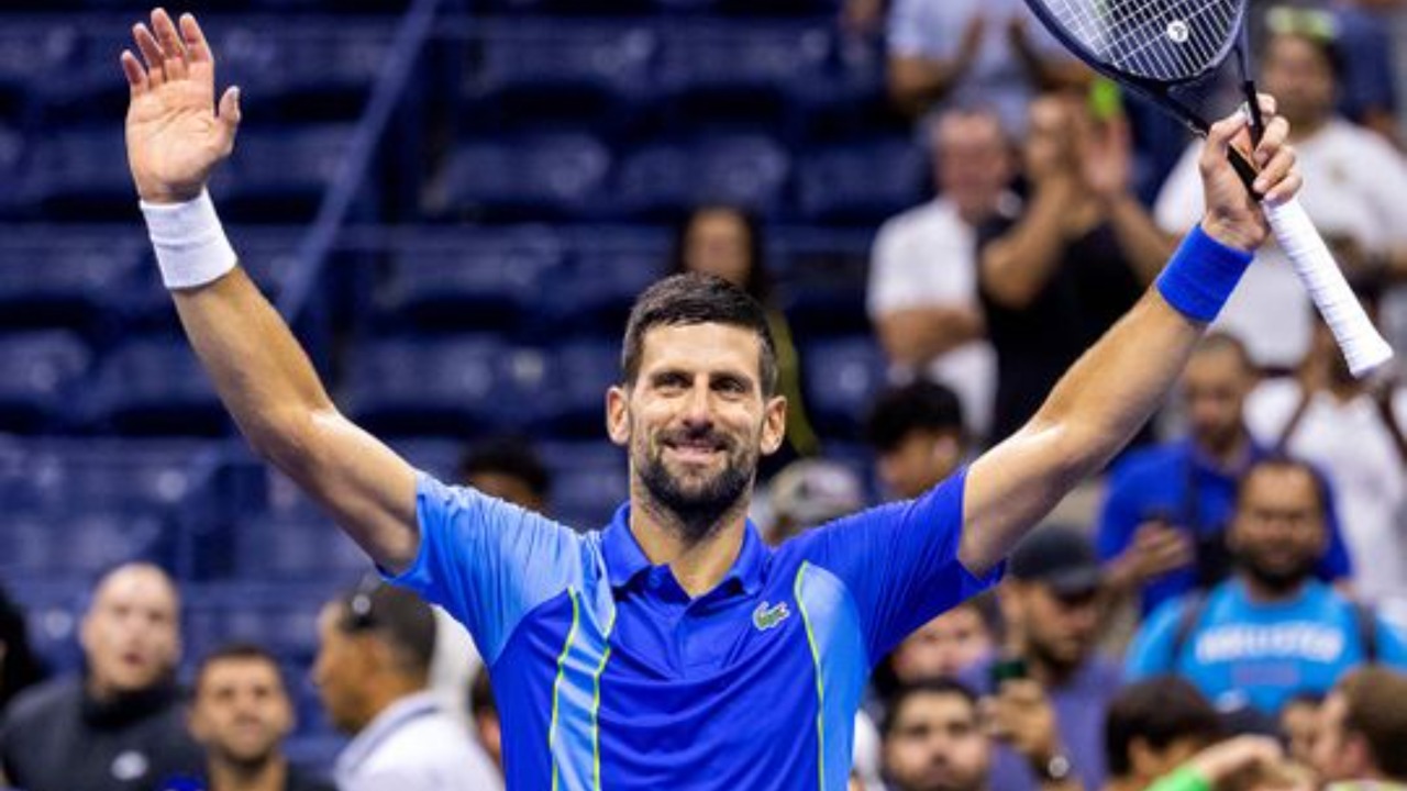 Novak Djokovic cruises
